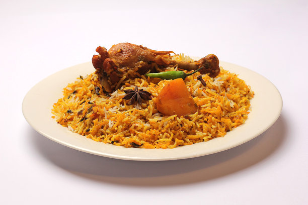 独立的香辣鸡肉biryani在白色盘子上的白色背景，美味的印度，孟加拉国和巴基斯坦传统食物。图片下载