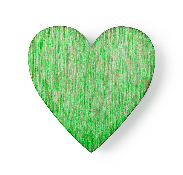 绿色木制情人节心形特写孤立在白色背景上。生活绿色设计元素的爱，激情，温柔和情人节贺卡，明信片和旗帜。高质量的宏。图片下载