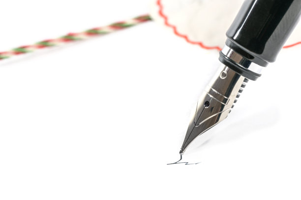 钢笔签合同旁边的印章，白色背景，复制空间，选择焦点的特写镜头图片下载