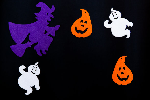 黑色背景与幽灵，南瓜和万圣节女巫的数字图片下载