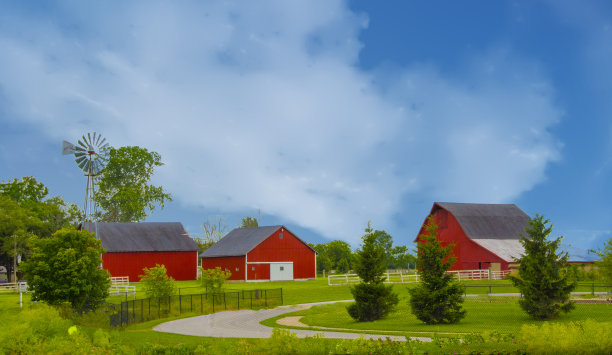 印第安纳州克林顿县有风车的谷仓图片下载