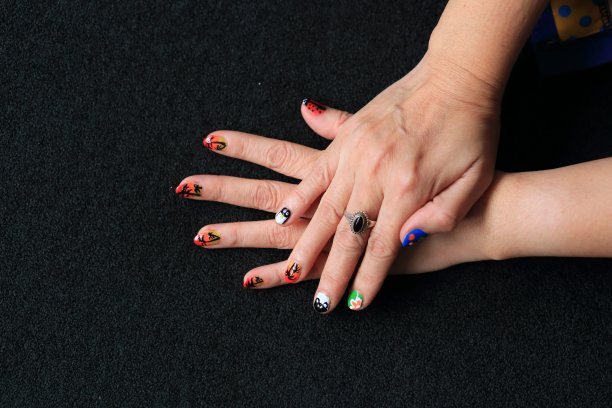 色彩鲜艳的指甲油，设计吸引人。图片下载
