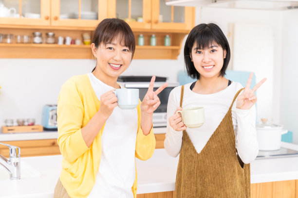 父母和女儿喝咖啡图片下载