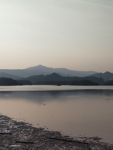 中午在Petengoran海滩图片下载