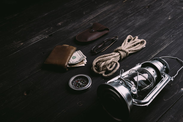 复古木桌上平铺着旅行用品图片下载