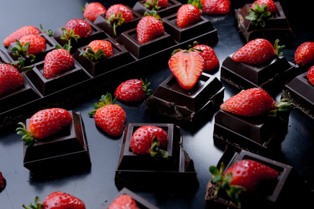 黑色背景下的巧克力草莓甜点图片下载