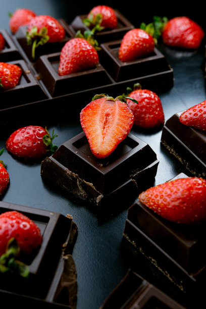 黑色背景下的巧克力草莓甜点图片下载