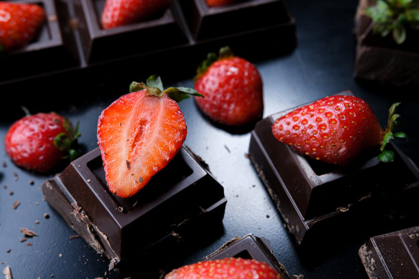 黑色背景下的巧克力草莓甜点图片下载