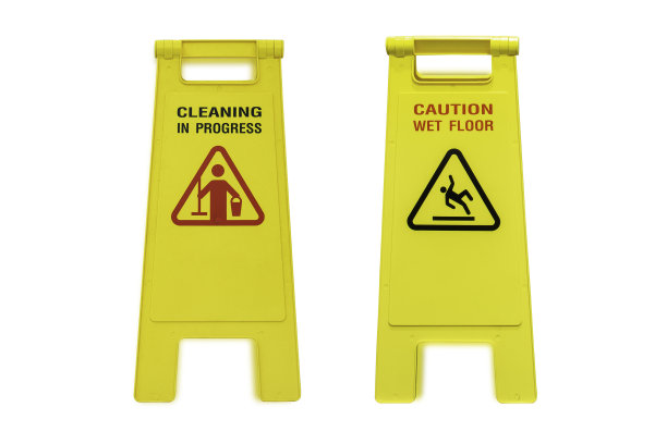 在白色背景上隔离的湿地板和正在进行的清洁。剪切路径。图片下载