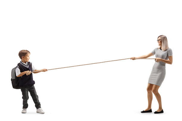 一个小男孩和一个年轻女人拉绳子的全长侧面照片图片下载