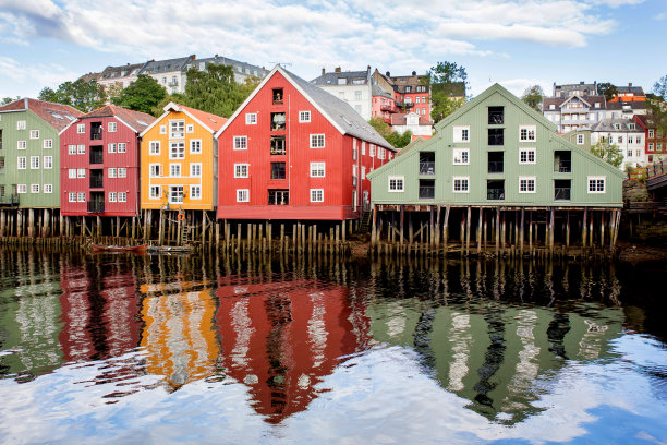 挪威特隆赫姆市夏季美丽的城市景观图片下载