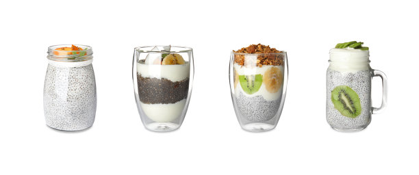 套不同的布丁与奇亚籽在白色的背景。旗帜设计图片下载