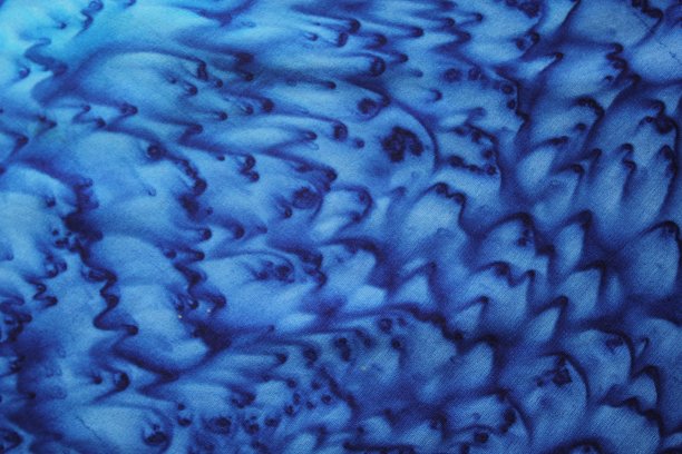 酒精油墨蓝色在织物上吹用电吹风背景纹理海水液体概念图片下载