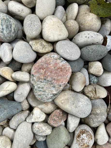 一组五颜六色的石头。图片下载