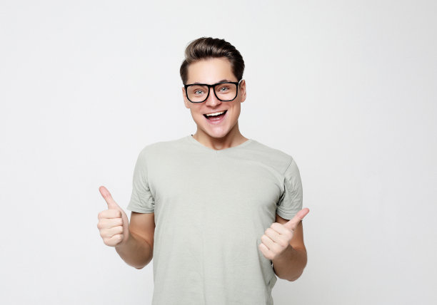 快乐的年轻英俊男子打手势和保持嘴巴图片下载