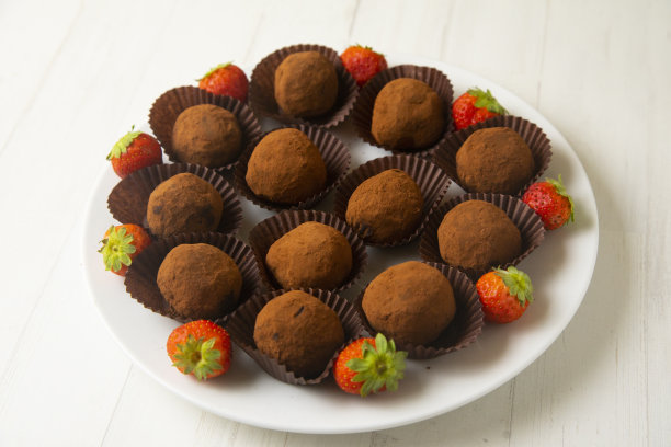 优质黑巧克力松露配草莓图片下载