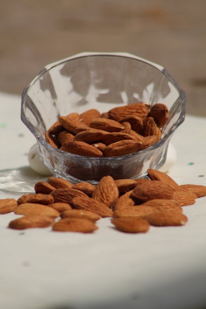 白色背景下的杏仁干水果的特写镜头图片下载