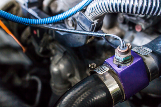 关闭机舱内汽车水温传感器，检查发动机温度图片下载