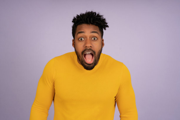 一个表情震惊的年轻非洲式男子的肖像。图片下载