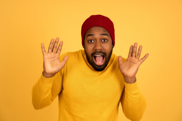 一个非洲式的男人，带着震惊的表情看着镜头。图片下载