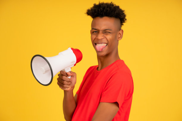 一个用扩音器提高声音的非洲男人。图片下载