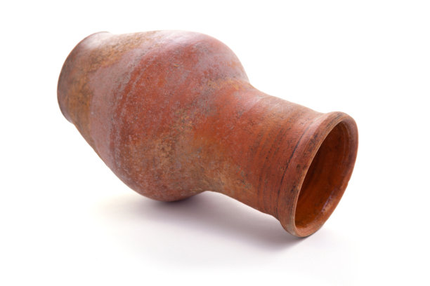 白色背景下的旧陶罐图片下载