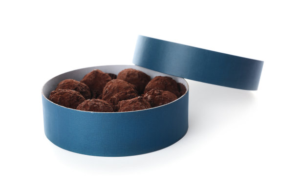 盒子与美味的巧克力松露糖果孤立在白色图片下载