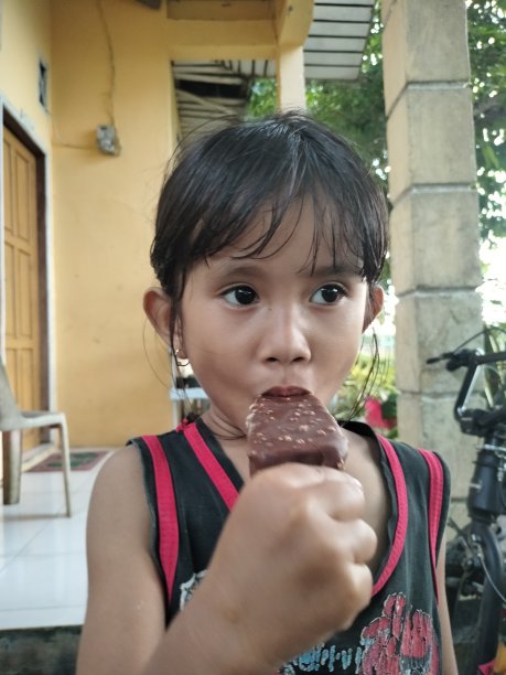 孩子和冰淇淋图片下载