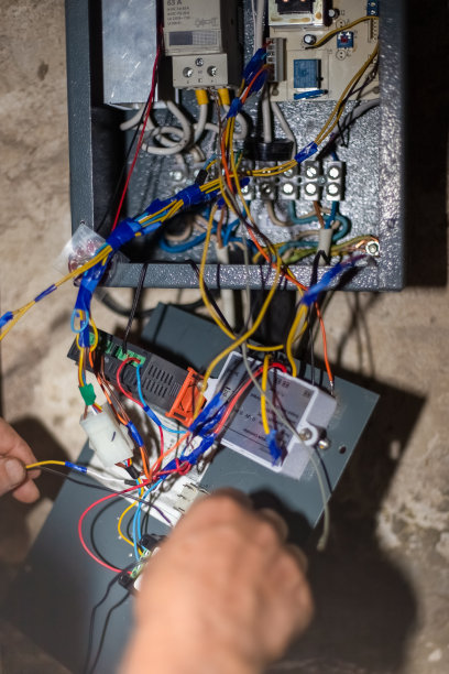 电工把电线安装到电锅炉上，给房子供暖图片下载