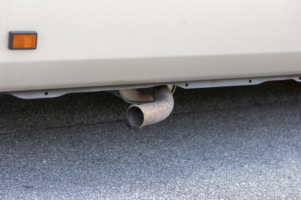 从侧面排放废气的汽车消声器图片下载