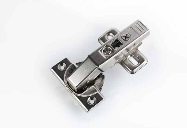 厨房门的现代金属铰链。组装厨房家具的配件。孤立的背景。图片下载