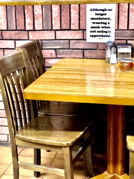 餐厅里的新冠口罩标识图片下载