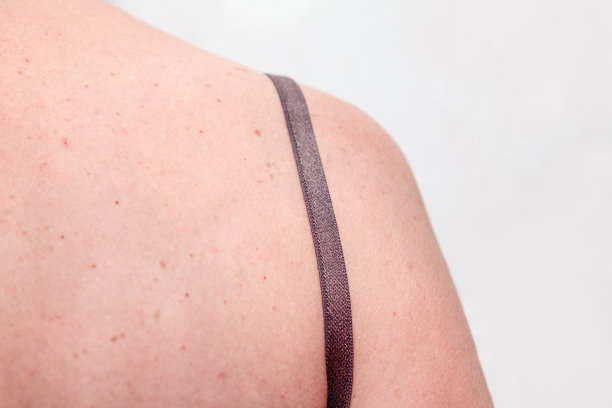 女人肩带胸罩图片下载