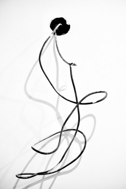 施工期间，墙上挂着电线的黑色黑白照片图片下载