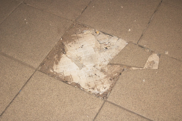 旧的破碎的瓷砖地板特写图片下载