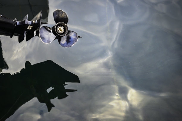 抽象图像的快艇螺旋桨和它在水中的倒影，Perast，黑山。图片下载