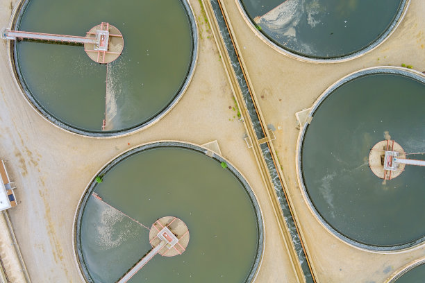 水处理厂再循环固体沉淀池鸟瞰图图片下载