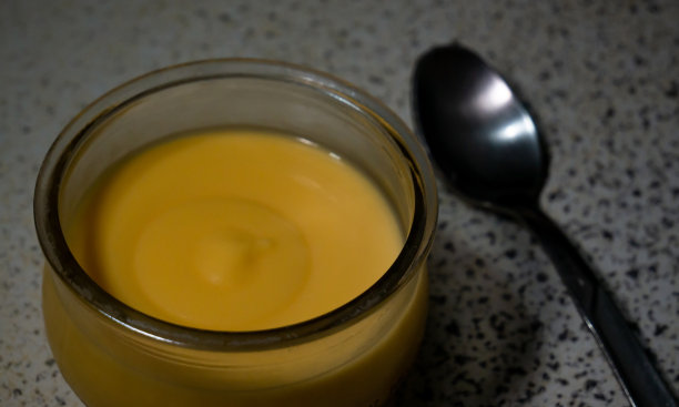 自制香草奶油布丁奶油放在玻璃碗里图片下载