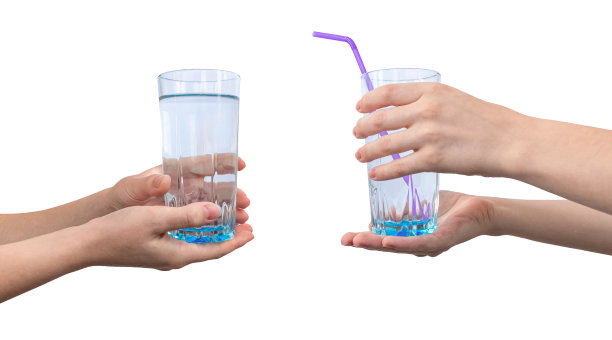 手拿一杯水，拼贴照片，孤立在一张白色背景照片上图片下载