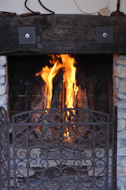 屋里的壁炉里点着了火图片下载