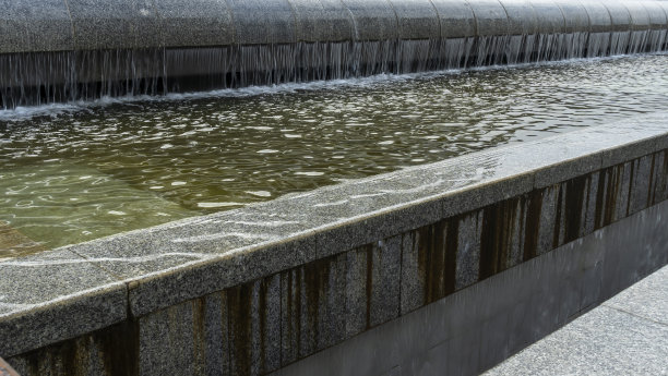 城市主要广场的瀑布系统。城市里的现代喷泉。图片下载