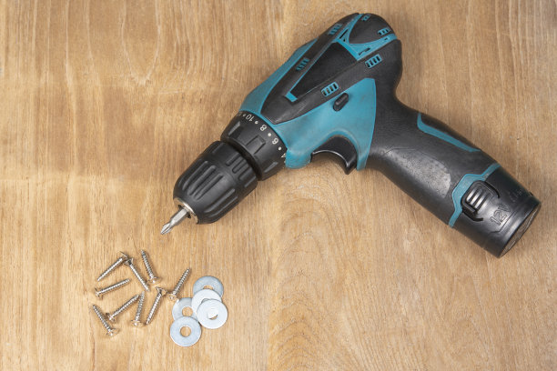 木桌上有螺丝刀和螺丝。图片下载