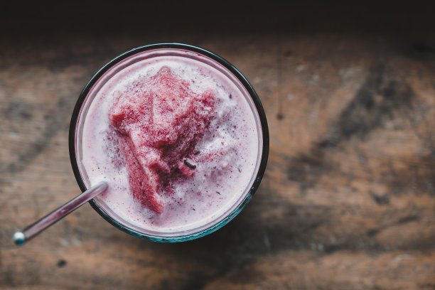 顶视图的冰混合浆果冰沙在木制吧台与复制空间图片下载