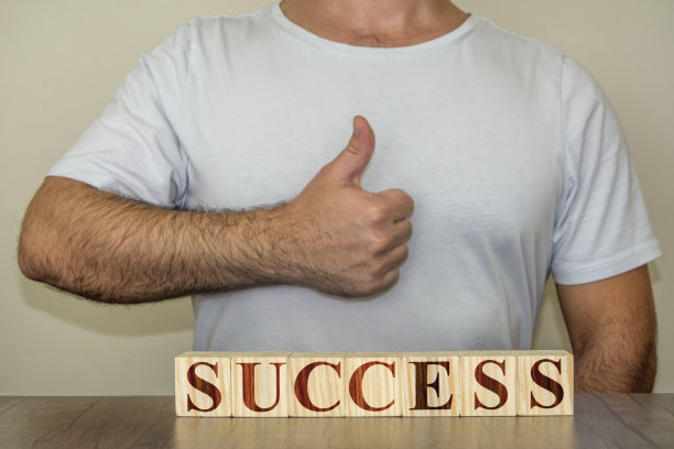 不认识的男人竖起大拇指，特写图片下载