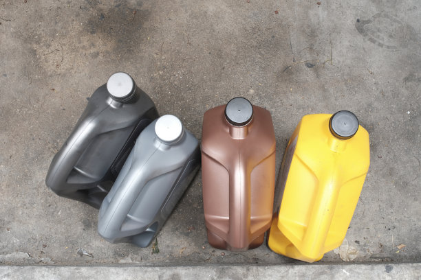 润滑油加仑在地板上，俯视图图片下载