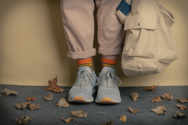 包和运动鞋-回到学校在秋天的颜色图片下载