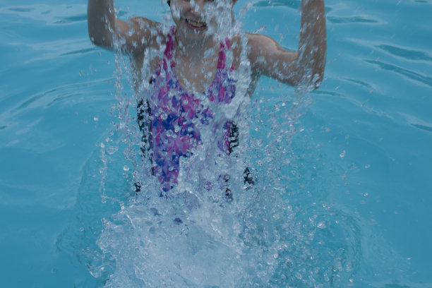 水溅在前面，婴儿在后面图片下载