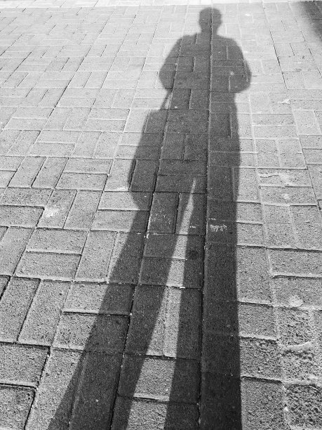 街上那个人的影子图片下载