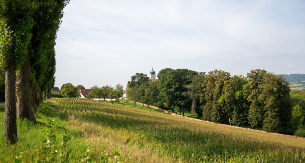 松比厄尔城堡和村庄在农田之外图片下载