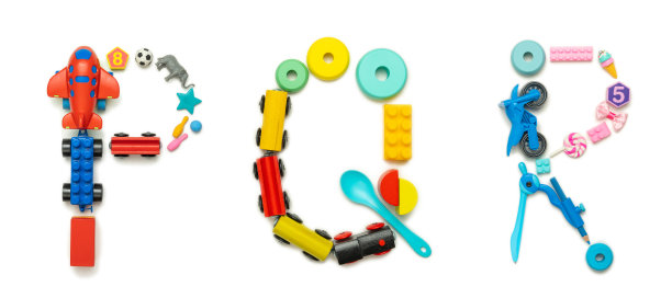 由儿童玩具制作的字母P, Q, R被隔离在白色背景上图片下载